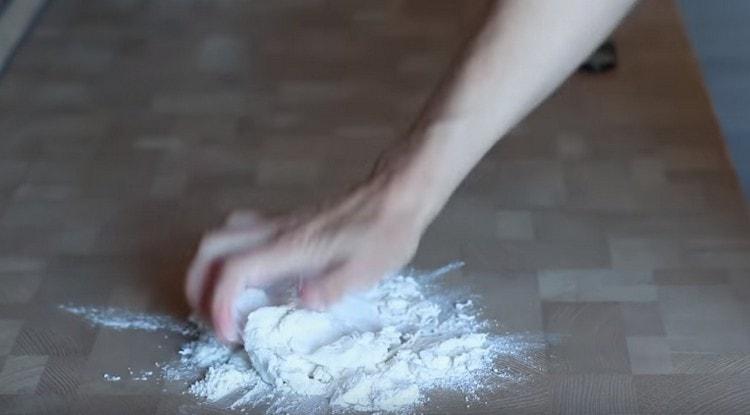 Vi samler dejen i en com.