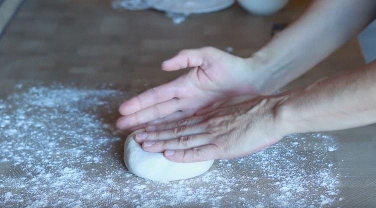 Vi spreder massen på en overflade, der er drysset med mel.