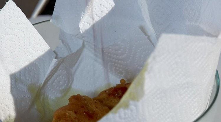 Presărați peștele finit cu sare și ardei.