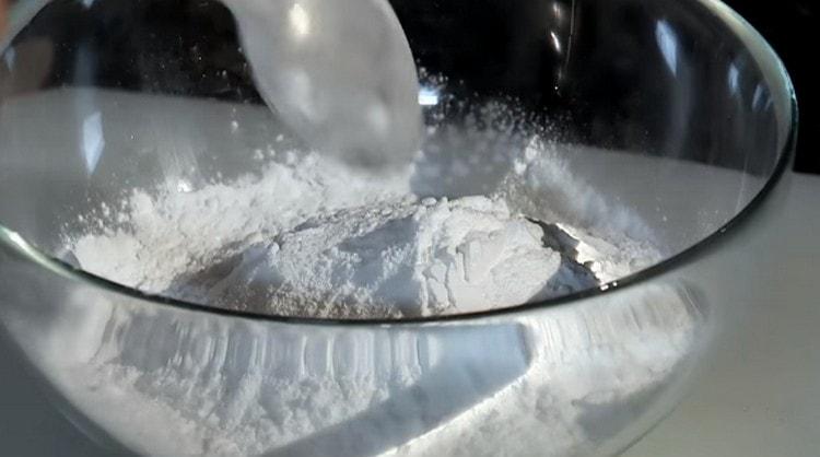 Se amestecă făina cu amidonul.