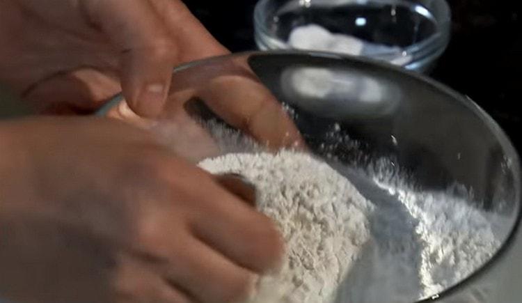 Se adaugă la amestecul de făină și amidon praf de copt, sare, sifon.