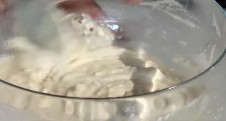 Introducem berea în componentele uscate și amestecăm amestecătorul.