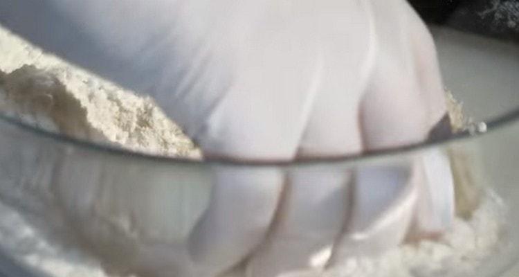 Rulează fiecare bucată în făină.