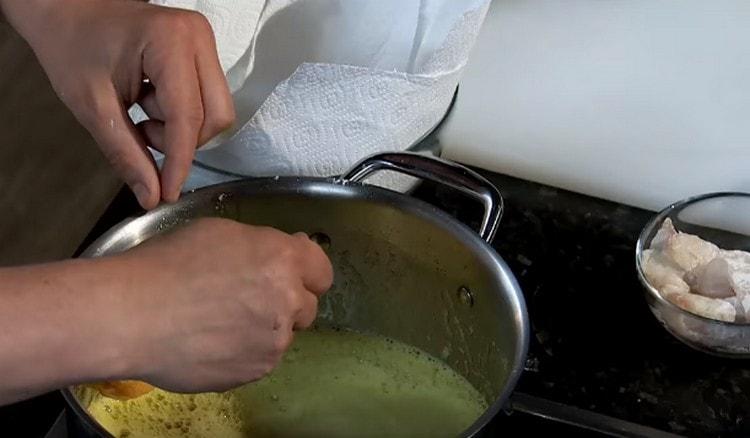 Din făină transferăm bucățile de pește în tavă, apoi din nou în făină și abia apoi îl punem în ulei fierbând.