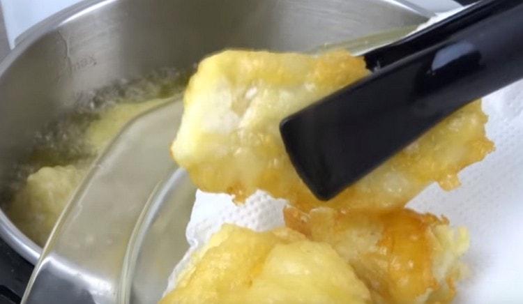 Готовата риба слагаме върху хартиени кърпи, които абсорбират излишната мазнина.