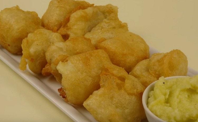 Треската в тесто в тигана е много вкусна.