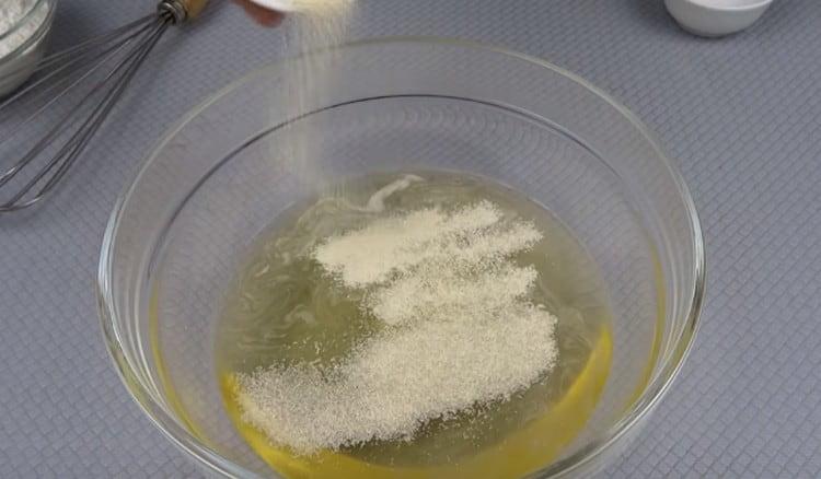 За да направите тесто, комбинирайте вода с бира, добавете мая и сол.