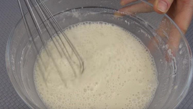 Добавете брашното и разбийте всичко.