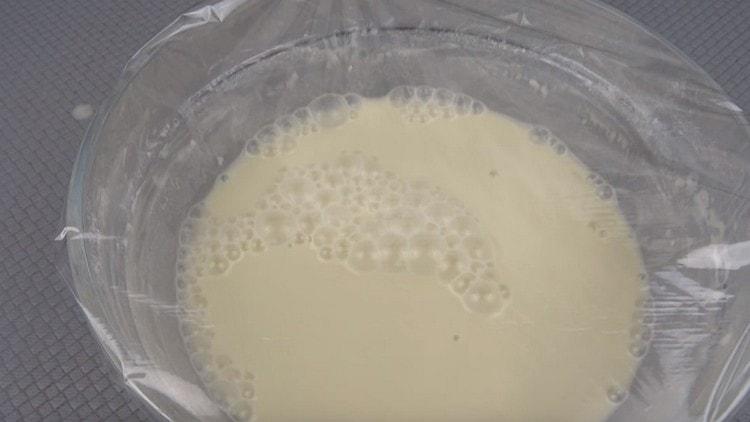 Покрийте тестото с прилепнал филм и оставете за час.