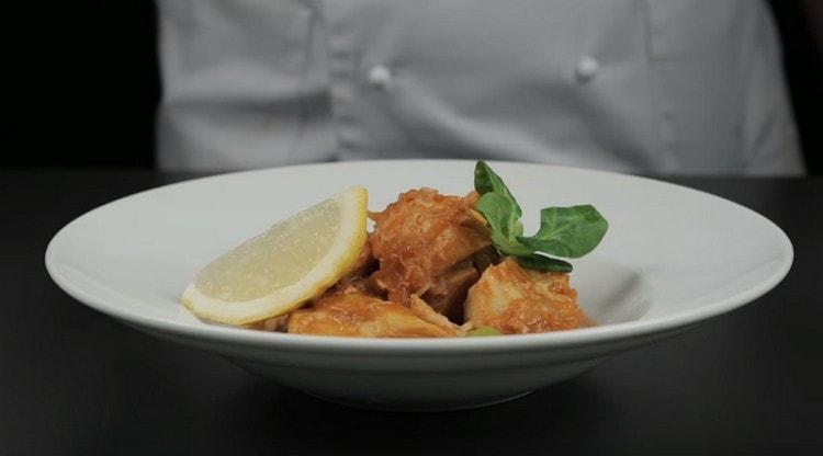 Codul într-un aragaz lent conform acestei rețete este fraged și suculent.