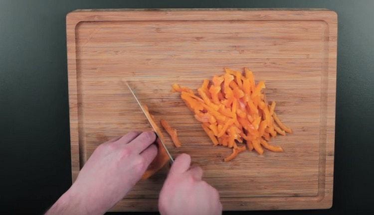 Paiele taiate ceapa si ardeii grasi.