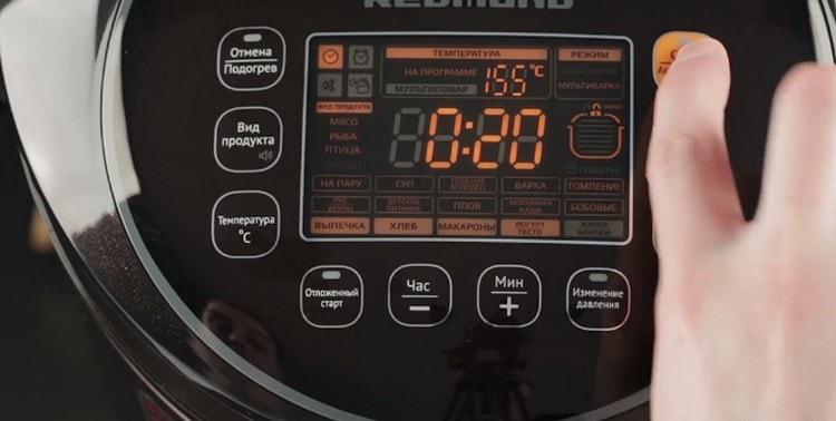 Porniți multicookerul, după 5 minute, deschideți capacul dispozitivului.