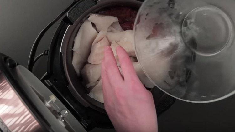 După 15 minute, puneți peștele în multicooker.