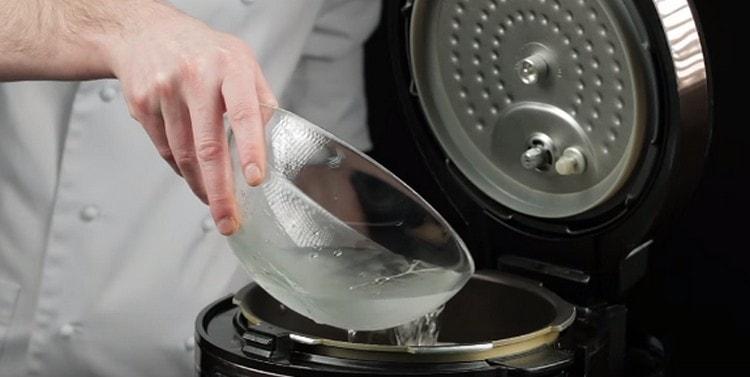 Adăugați oțet, precum și apă.