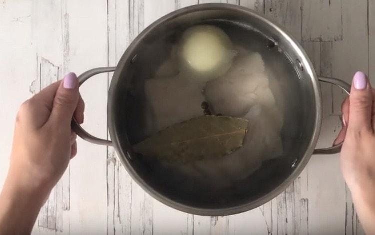 Nous mettons le poisson à cuire pendant 20 minutes.