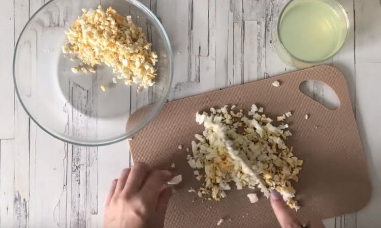 Hacher finement deux œufs durs.