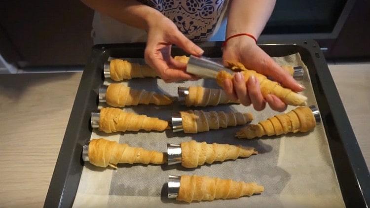 Från de färdiga rören får vi försiktigt formulärerna.