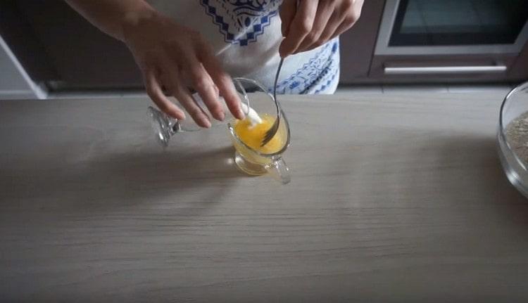 Pisk ägget något, tillsätt vinäger och kall mjölk.