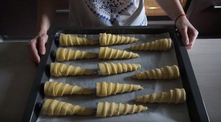 Vi sprider rören på en bakplåt täckt med bakpapper.