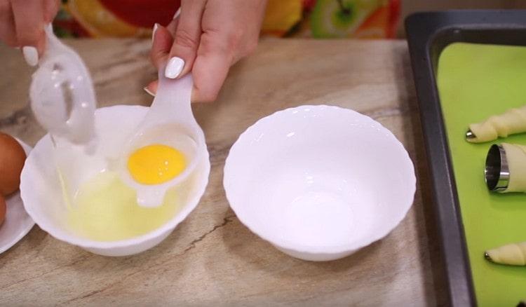 Отделете белтъците от жълтъците.