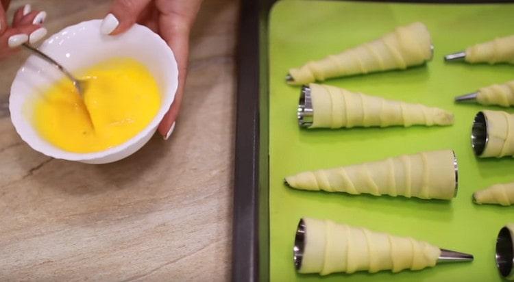 Разбийте жълтъка, като добавите малко мляко.