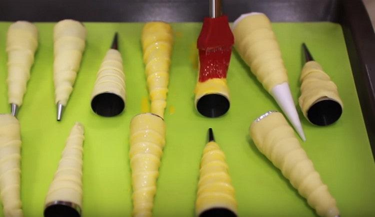 Намажете заготовките за епруветките с разбит жълтък.