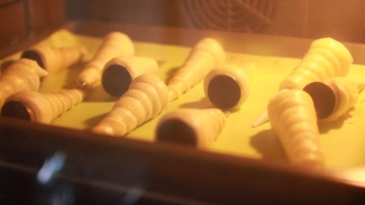 Изпращаме във фурната лист за печене с тръбички.