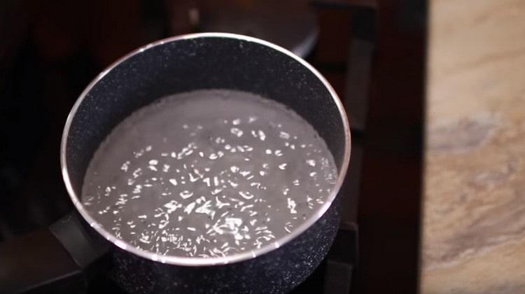 Para preparar os tubos com creme, ferva a calda