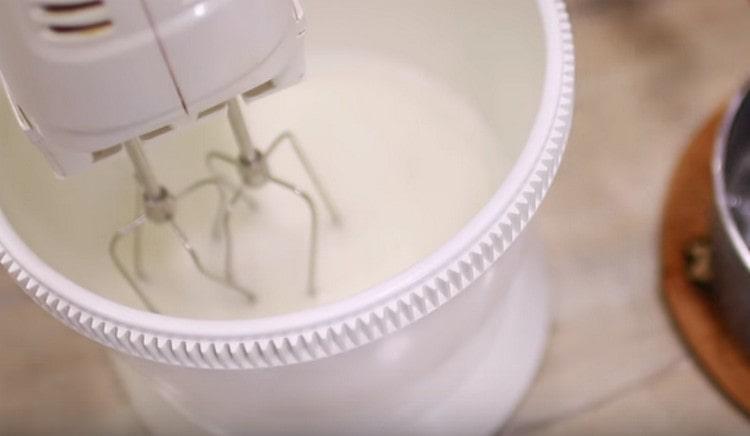 Разбийте белтъците с миксер.