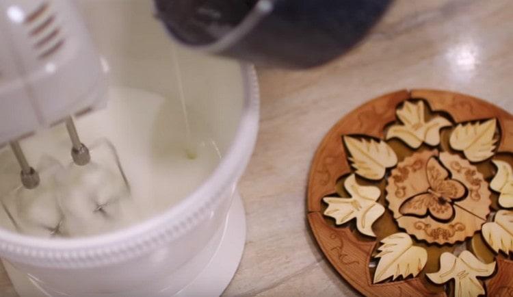 В разбиване на протеини вкарваме сироп на тънка струя.