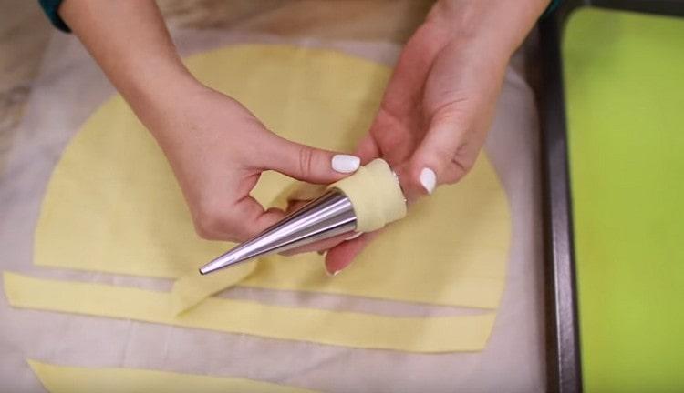 Навиваме тестото с припокриване върху формите.