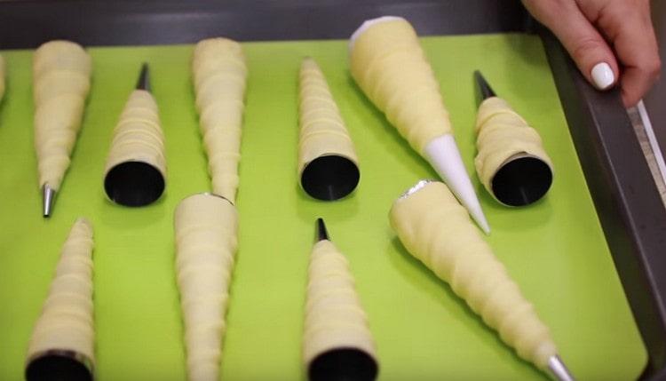 Поставете подготвените тубули върху лист за печене.