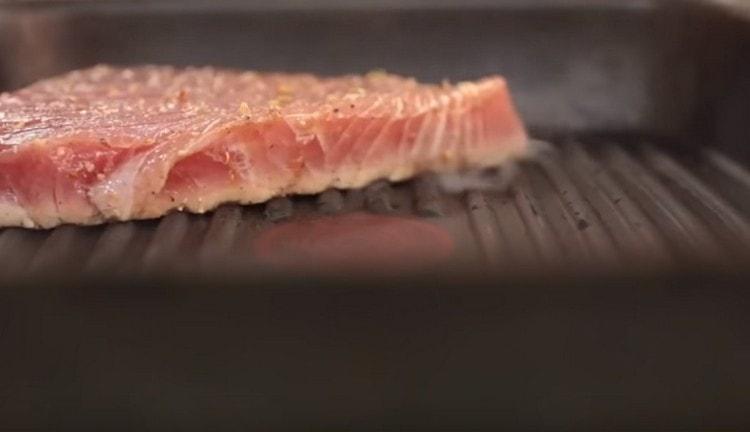 Întindem fripturile într-o tigaie preîncălzită și prăjim un minut și jumătate pe fiecare parte.