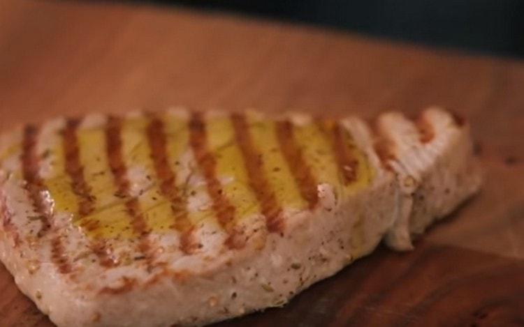 După cum puteți vedea. tonul la grătar se gătește în câteva minute.