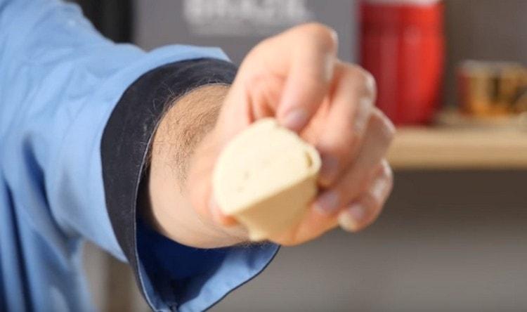 Cortamos los rollos de masa en rodajas en porciones.