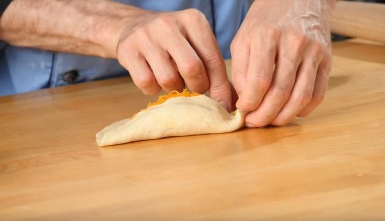 Coloque el relleno de calabaza sobre el aceite y, como en la versión anterior, pellizque los bordes del pastel.