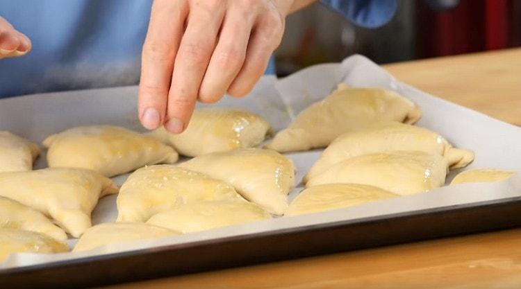 Espolvorea la pieza de trabajo con semillas de sésamo.