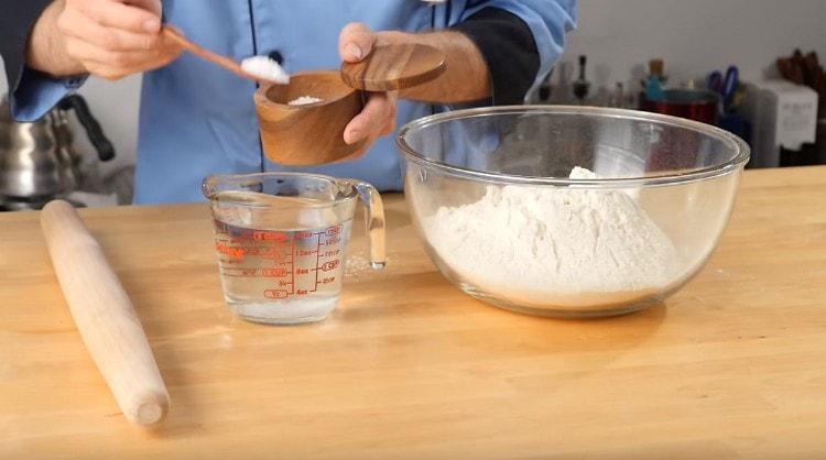 Disuelva la sal en agua.