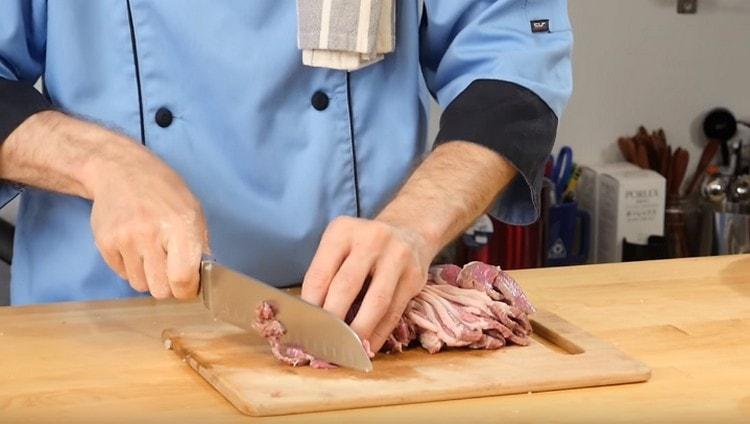 Cortar el cordero en trozos pequeños junto con la cola gorda.