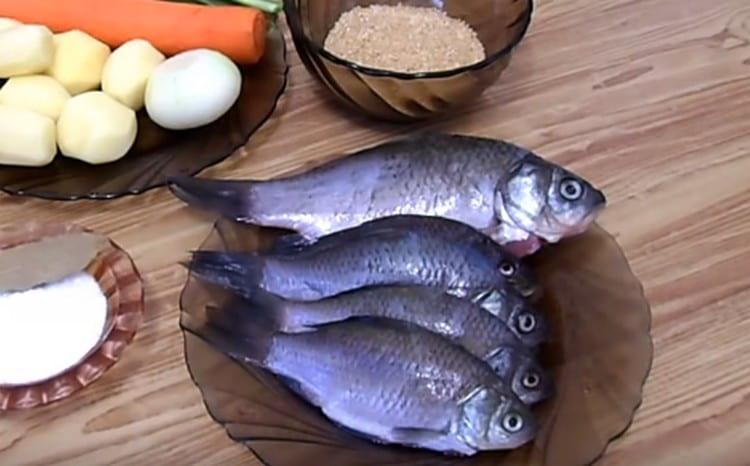 Curățați Karasey de solzi, intestin.