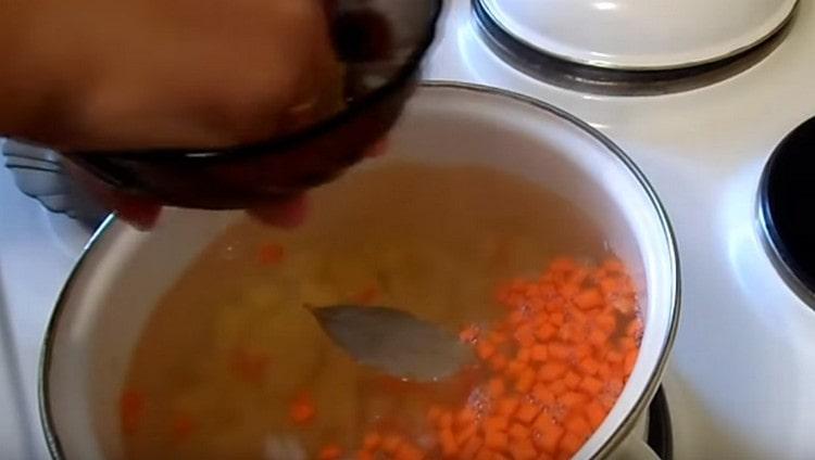 Adăugați grâu și frunze de dafin.