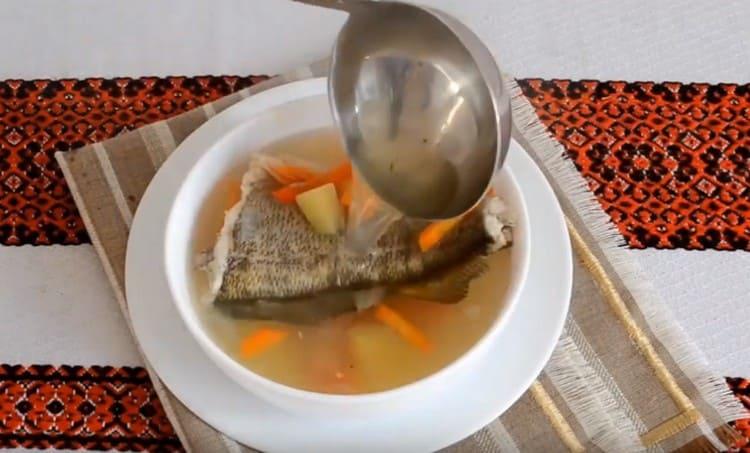 După cum puteți vedea, urechea bibanului este pregătită la fel de ușor ca și coaja perelor.