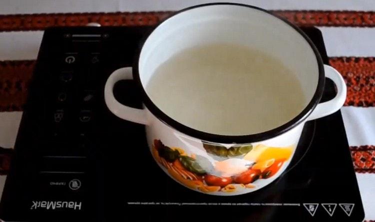 Umpleți vasul cu apă și puneți-l pe foc.