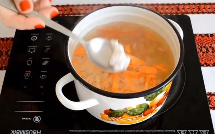 Adăugați piper și sare după gust.