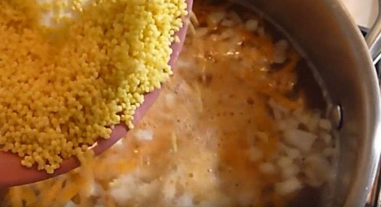 Ponga las verduras y el mijo en caldo hirviendo.