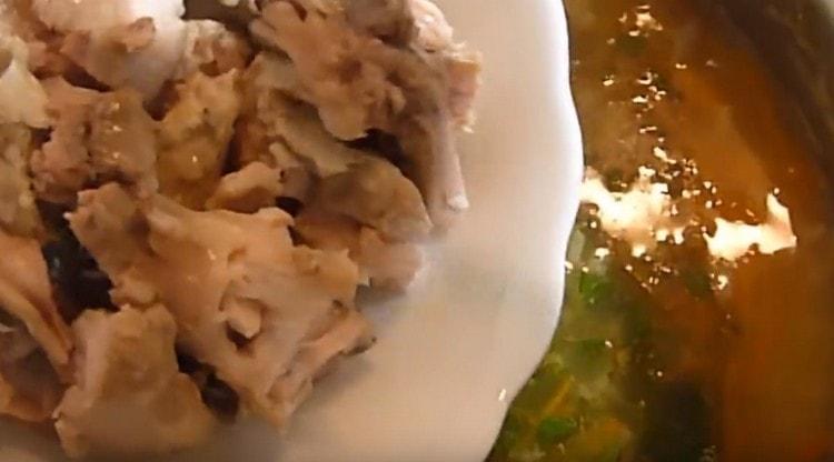 Luego, agregue la cúrcuma, las verduras frescas picadas, así como la carne de pescado, separada de las semillas.