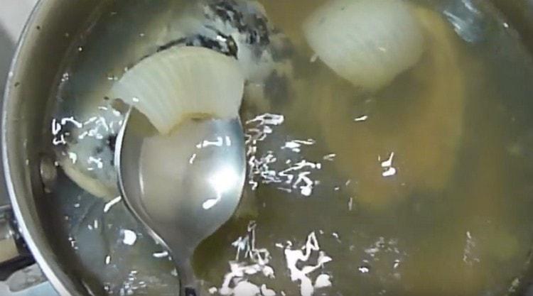 Después de 20 minutos, obtenemos el pescado y las verduras del caldo.