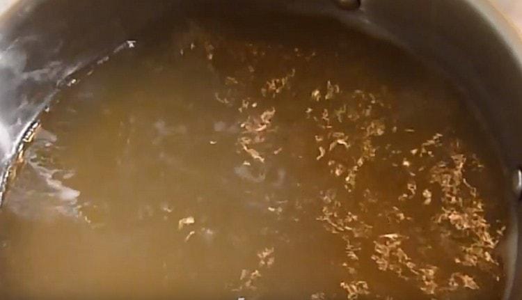 Después de filtrar el caldo, lo devolvemos a la estufa.