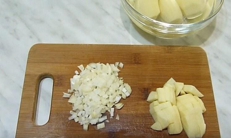 Pica finamente la cebolla.