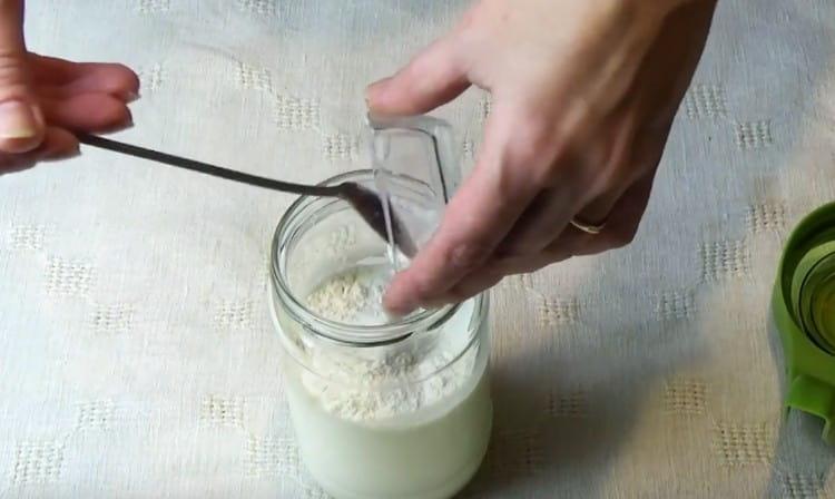 Combinați făina cu smântâna și amestecați.